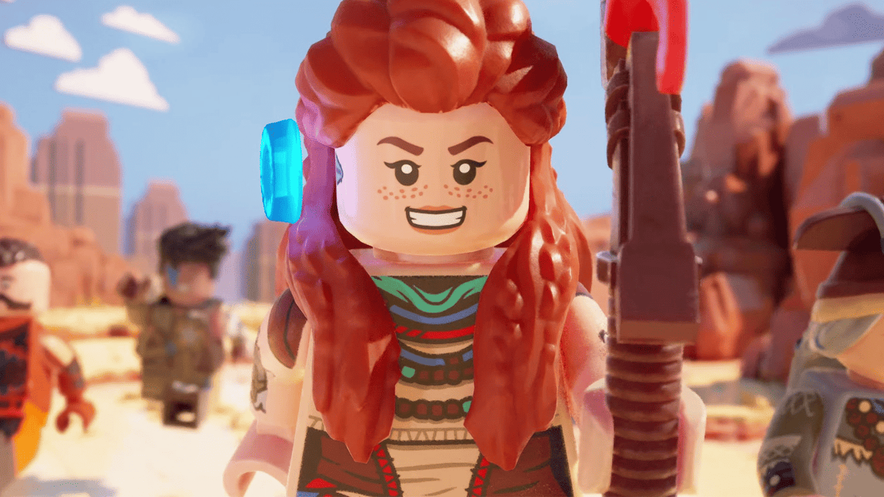 Αυτή η φιγούρα LEGO απεικονίζει την Aloy, την πρωταγωνίστρια από τη σειρά παιχνιδιών "Horizon". Έχει μακριά κόκκινα μαλλιά, φακίδες, και κρατά ένα δόρυ, ενώ στο φόντο φαίνεται ένα σκηνικό ερήμου με άλλες φιγούρες LEGO.
